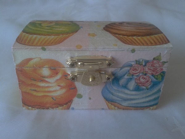 £5 Chest 8.3cm x 5.3cm x up to 4.3cm £5 Chest 8.3cm x 5.3cm x up to 4.3cm